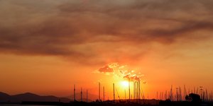 Καπνοί στον ουρανό της Αττικής