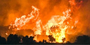 Μαίνεται η μεγάλη φωτιά στην Αχαΐα