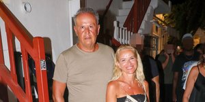 H Μαρία Μπεκατώρου με τον σύζυγό της, Αντώνη, και τον σκύλο τους σε βραδινή έξοδο στη Μύκονο