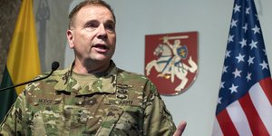 Ο πρώην διοικητής των δυνάμεων των ΗΠΑ στην Ευρώπη, Μπεν Χότζες