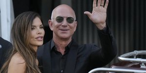 Ο Τζεφ Μπέζος και η σύζυγός του, Λόρεν Σάντσες