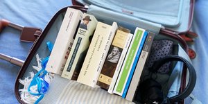 βιβλία ανοιχτή βαλίτσα λογοτεχνία καλοκαίρι 2025