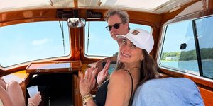 Η Μπρουκ Σιλντς ποζάρει με κομψό ολόσωμο μαγιό αναδεικνύοντας το διαχρονικό της στιλ