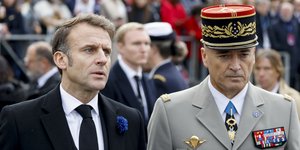 Ο Εμανουέλ Μακρόν με τον αρχηγό των γαλλικών Ενόπλων Δυνάμεων, Τιερί Μπουρκάρ
