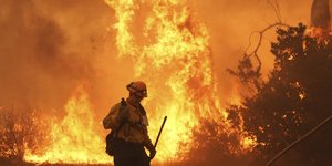 Μαίνεται η πυρκαγιά Κάνιον στη νότια Καλιφόρνια