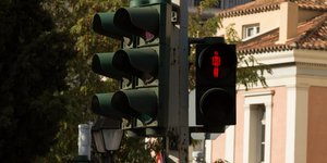 Φωτεινός σηματοδότης σε κεντρικό δρόμο της Αθήνας 