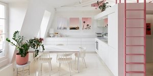 Σαν κουτί με ζαχαρωτά: Το σπίτι των 54 τ.μ. που ανακαινίστηκε και έγινε όλο ροζ και λευκό