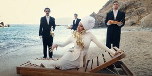 Η Cardi B στο νέο της βίντεο κλιπ που γυρίστηκε στη Μύκονο 