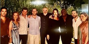 Το δείπνο της Σίλιας Κριθαριώτη με διάσημους φίλους στη βεράντα του σπιτιού της