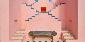 Ο οίκος μόδας Christian Louboutin άνοιξε μια εκπληκτική ροζ βίλα στην Πορτογαλία