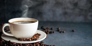 Η κυβέρνηση της Δανίας καταργεί τους φόρους στον καφέ και τη σοκολάτα για να ανακουφίσει τα νοικοκυριά