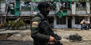 Κολομβία: Στρατιώτης μπροστά από τα ερείπια κτιρίου μετά τη βομβιστική ε