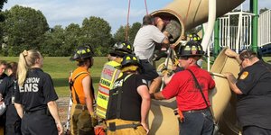 H στιγμή του απεγκλωβισμού του 40χρονου από τσουλήθρα σε πόλη του Κονέκτικατ