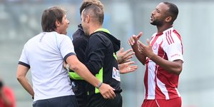 Ένταση μεταξύ Κόντε και Ελ Κααμπί