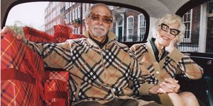 Η Burberry στην καμπάνια «Wrapped in Burberry» παρουσίασε ένα αμερικανικό ζευγάρι, τον Drs. Herschel και την Lilly Stoller / BURBERRY