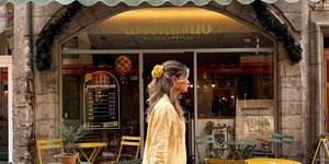 5 looks για απόδραση χωρίς βαλίτσα: Ρούχα που χωράνε σε μια τσάντα και σώζουν κάθε Σαββατοκύριακο