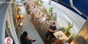 Στιγμιότυπο από το βίντεο με τη διάσωση της τουρίστριας στα Χανιά