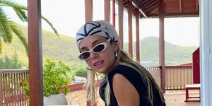 Η Δούκισσα Νομικού με το διαχρονικό καλοκαιρινό αξεσουάρ που λάτρευε η Τζάκι Κένεντι