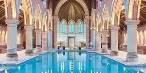 Το εγκαταλελειμμένο παρεκκλήσι του νοσοκομείου έχει μετατραπεί σε μια πανέμορφη πισίνα και χρησιμοποιείται από το γυμναστήριο Virgin Active