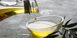 Ελαιόλαδο μπουκαλι μπολ