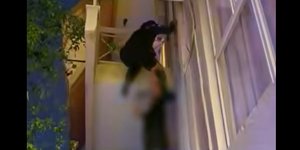 Δείτε βίντεο: Η στιγμή που γυναίκα αστυνομικός της ΔΙΑΣ σκαρφαλώνει σε μπαλκόνι για να δώσει βοήθεια σε 5χρονο