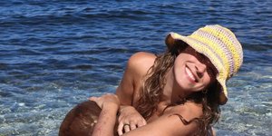 Η Έλλη Τρίγγου φωτογραφίζεται χωρίς μαγιό σε ερημική παραλία