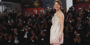 Υπέρλαμπρη η Έμμα Στόουν στο Φεστιβάλ Κινηματογράφου της Βενετίας