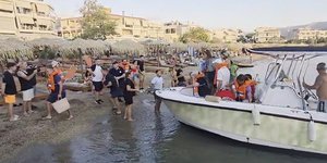 Οι πρώτοι επιβάτες φτάνουν στη στεριά