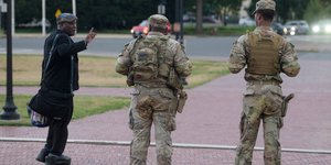 Ένοπλα μέλη της Εθνοφρουράς της Νότιας Καρολίνας έξω από το σταθμό Union Station στην Ουάσιγκτον