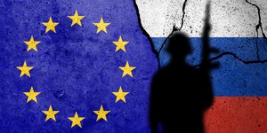Σημαίες ΕΕ και Ρωσίας με τη σκιά στρατιώτη
