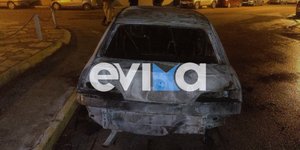 Φωτιά σε δύο αυτοκίνητα σε κεντρική πλατεία στην Εύβοια