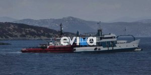 Νέα Στύρα: Σε εξέλιξη επιχείρηση αποκόλλησης του φέρι μποτ που προσάραξε σε ξέρα