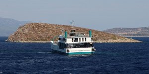 Το φέρι μποτ «ΠΑΝΑΓΙΑ ΠΑΡΑΒΟΥΝΙΩΤΙΣΣΑ» που προσάραξε σε αβαθή στα Νέα Στύρα