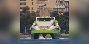 Μηχανική βλάβη πριν τον απόπλου καθήλωσε το Flying Cat III στο λιμάνι του Πειραιά