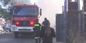 Φωτιά σε επιχείρηση με ανακυκλώσιμα υλικά στο Αιγάλεω