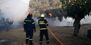 Πυροσβέστες στην μάχη με τις φλόγες