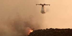 One Dead, 14 Villages Evacuated as Major Wildfire Rages Near Athens