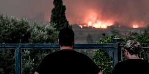 Ο κόσμος παρακολουθεί τη φωτιά που μαίνεται στην Αχαΐα