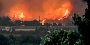 Μαίνεται η φωτιά στην Αχαΐα