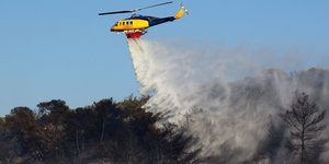 Ελικόπτερο επιχειρεί πάνω από πύρινο μέτωπο