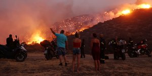Κόσμος στη φωτιά της Κερατέας