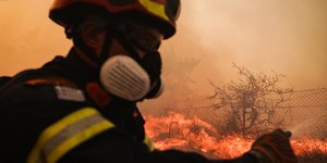 Πυροσβέστης στην φωτιά στην Κερατέα