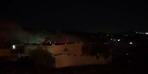Καπνοί από τη φωτιά στη Σαλαμίνα