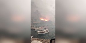 Η φωτιά έφτασε μέχρι τη θάλασσα στη Χίο