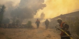 Γάλλοι πυροσβέστες παλεύουν με τις φλόγες στην Οντ