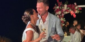 Οι νεόνυμφοι Άρης Κουρκουμέλης και Μαριάνα Παντελίδη στο γαμήλιο δείπνο