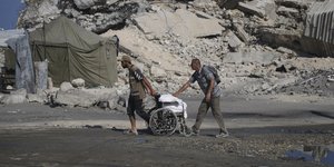 Κάτοικοι της Γάζας μεταφέρουν καροτσάκι