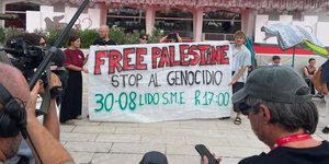  Διαδηλωτές ξεδίπλωσαν πανό για τη Γάζα πριν από την έναρξη του Φεστιβάλ Κινηματογράφου της Βενετίας