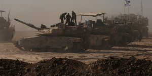 Ισραηλινά τανκς στην επιχείρηση για την κατάληψη της Γάζας /