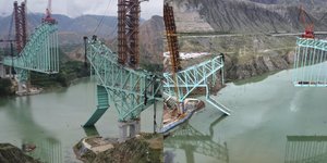 H υπό κατασκευή γέφυρα που κατέρρευσε πάνω από τον Κίτρινο Ποταμό στην Κίνα